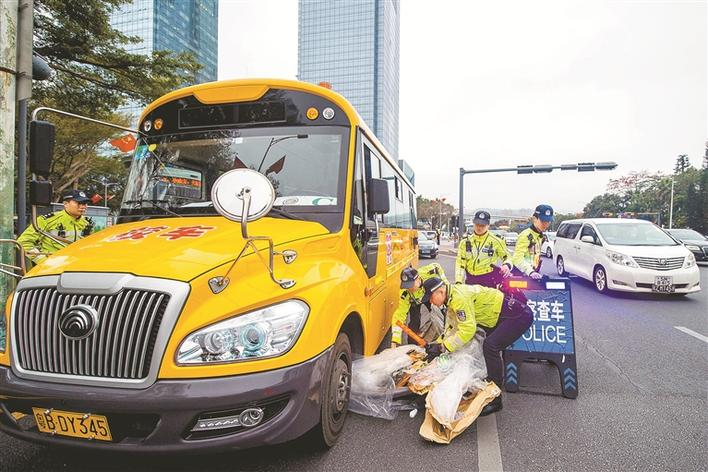 開學首日早高峰查處校車交通違法17宗