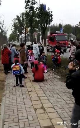 湖南常德一幼兒園校車(chē)側(cè)翻 1名學(xué)生受輕傷