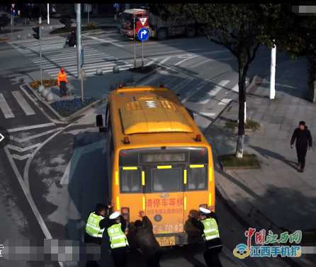 德興校車故障堵住路口 警民聯(lián)手推車保暢通