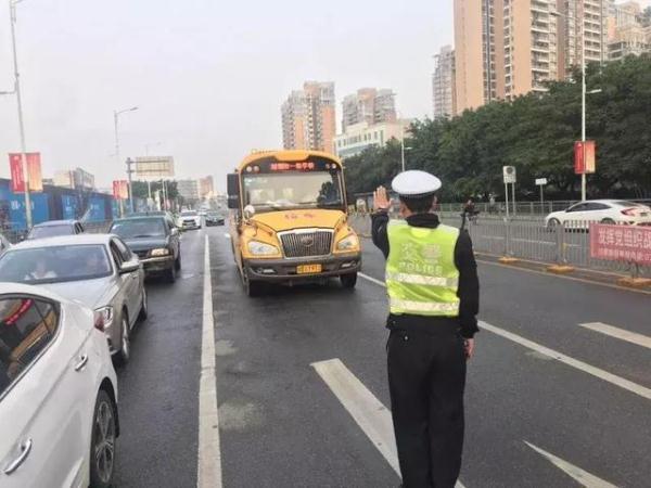 全市嚴查校車進行時！您家孩子坐的車都被交警攔下了……