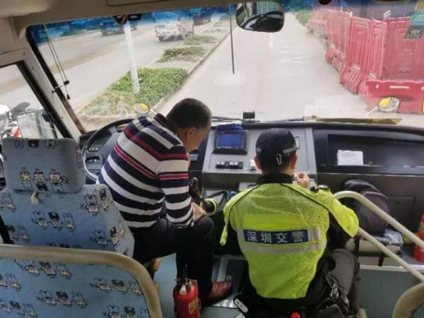 全市嚴查校車進行時！您家孩子坐的車都被交警攔下了……