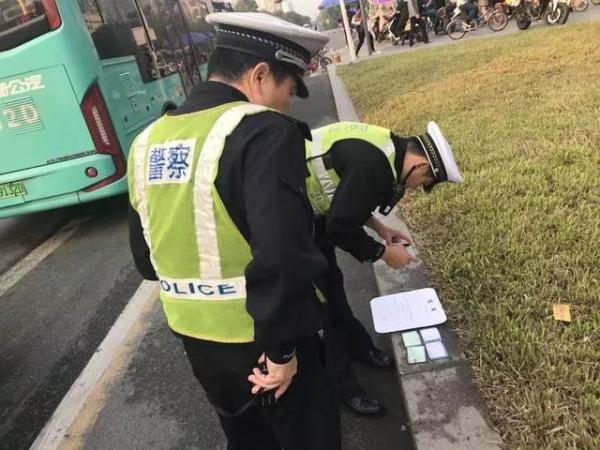 全市嚴查校車進行時！您家孩子坐的車都被交警攔下了……