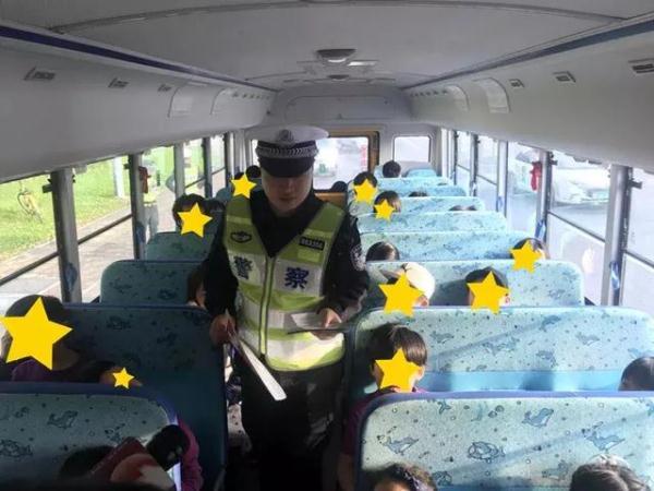 全市嚴查校車進行時！您家孩子坐的車都被交警攔下了……