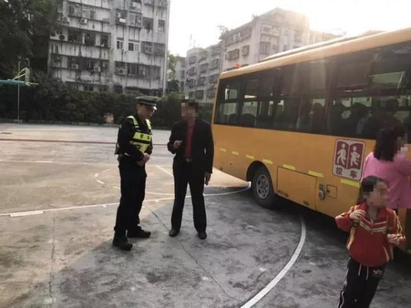全市嚴查校車進行時！您家孩子坐的車都被交警攔下了……