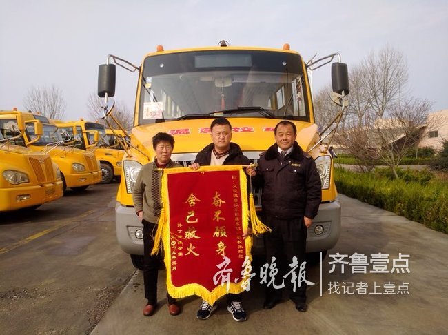 即墨：校門口超市突發(fā)火災，校車司機奮力撲救