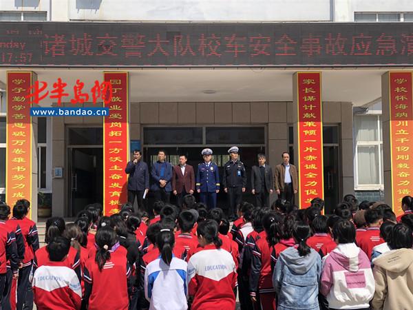乘坐校車突發火災，諸城這些學生這樣做！
