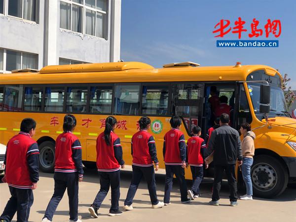 乘坐校車突發火災，諸城這些學生這樣做！