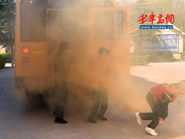 乘坐校車突發火災，諸城這些學生這樣做！