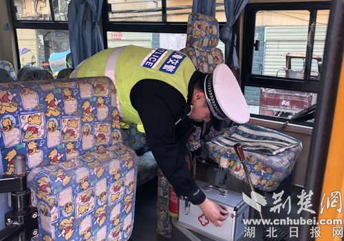 南漳交警聯(lián)合多部門開(kāi)展校車安全檢查