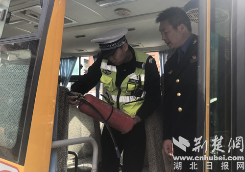 南漳交警聯(lián)合多部門開(kāi)展校車安全檢查