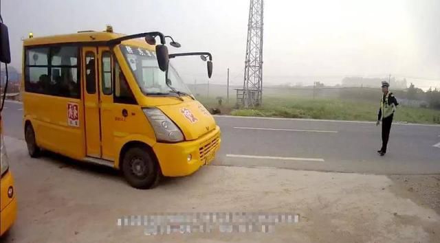 明明是幼兒園校車，怎么車里還有蹭車的老鄉？