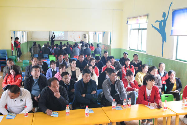 新密交警走進農(nóng)村幼兒園 給幼師和校車司機上交通安全課