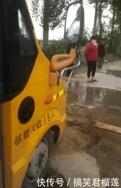 河南新鄉(xiāng)：村民澆地水管堵路，校車司機繞道行駛