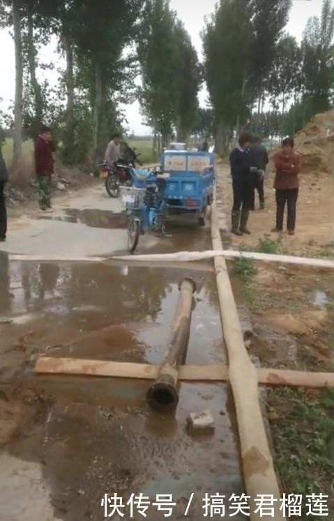 河南新鄉(xiāng)：村民澆地水管堵路，校車司機繞道行駛
