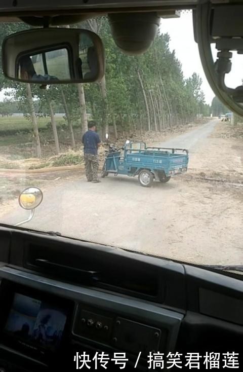 河南新鄉(xiāng)：村民澆地水管堵路，校車司機繞道行駛