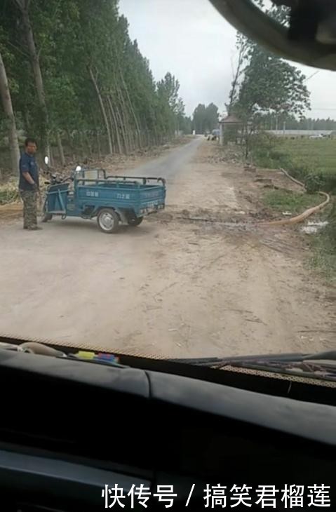 河南新鄉(xiāng)：村民澆地水管堵路，校車司機繞道行駛