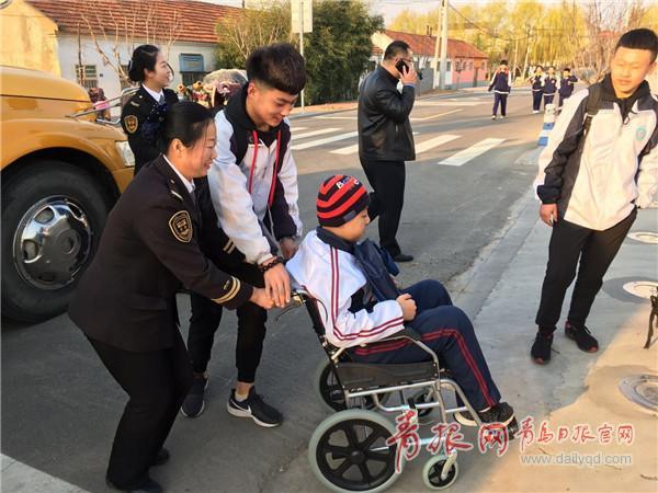 青島這輛校車上多了臺輪椅，背后竟藏著一個溫情故事……