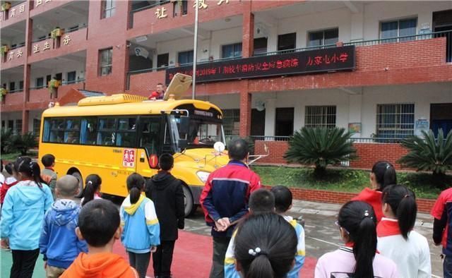 新晃：校車落水應(yīng)急快