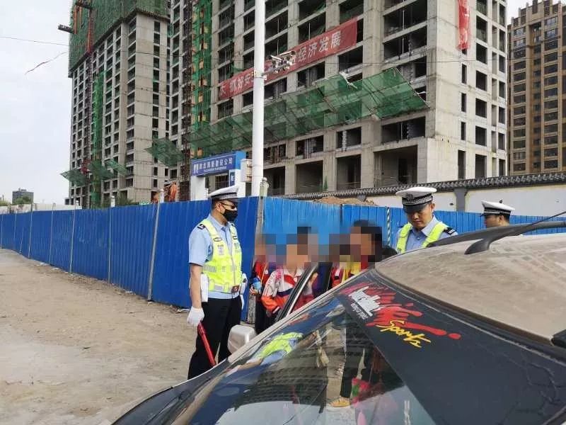 包頭：一個(gè)路口查獲兩輛黑校車！