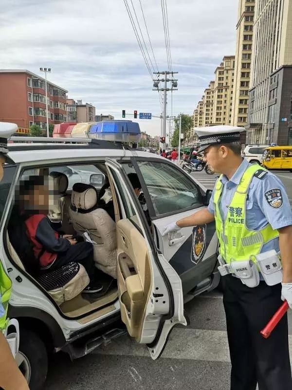 包頭：一個(gè)路口查獲兩輛黑校車！