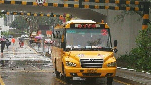 暴雨致校車被困涵洞！ 龍城街道主要領導一線指揮緊急救援