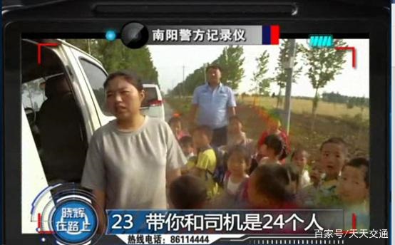 黑校車超員300%，隨車?yán)蠋熯€挺橫，厲聲質(zhì)問執(zhí)勤民警！