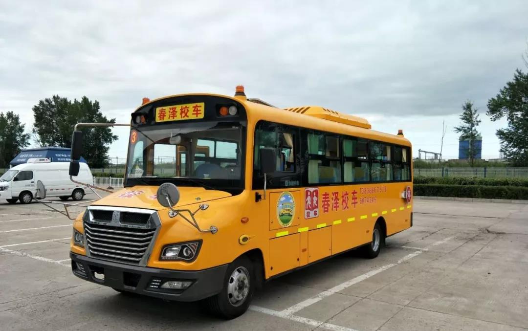 黑送子車校門口橫行，7臺正規校車卻辦不下來證！教育局：公交滿足需求，不予批準