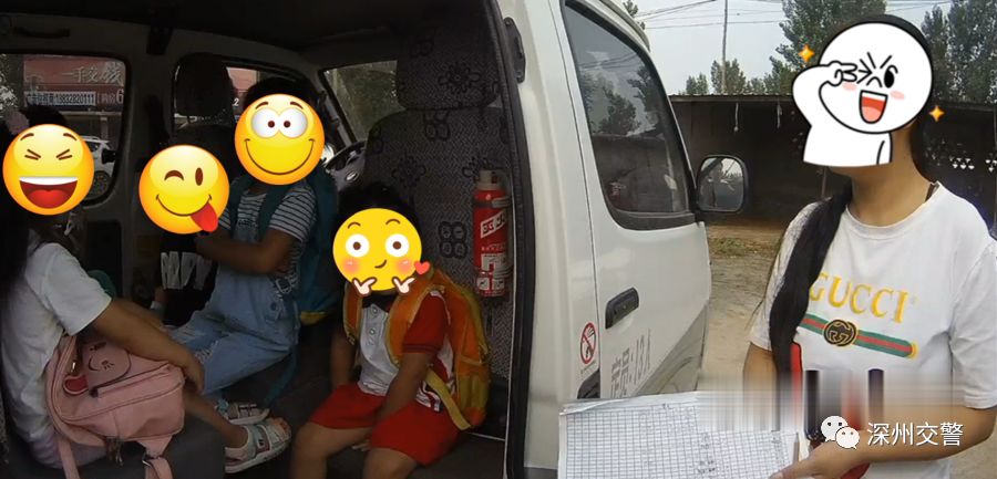 校車超載被民警查獲 及時(shí)消除交通安全隱患