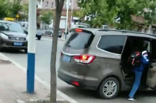 校車沒證黑車橫行，佳木斯教育局：公交全覆蓋，不批校車服務
