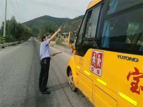 延安經開交警大隊青化砭中隊開學第一天 檢查校車保安全
