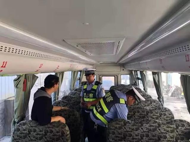 烏恰縣公安局聯(lián)合教育局開展開學(xué)季“校車”安全大檢查
