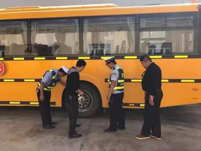 烏恰縣公安局聯(lián)合教育局開展開學(xué)季“校車”安全大檢查