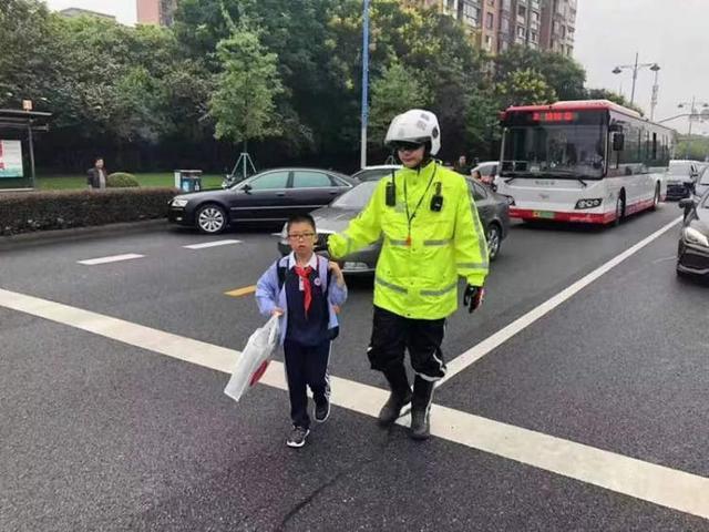 開學首日，上海交警開展校車交通違法集中整治，嚴查“黑校車”
