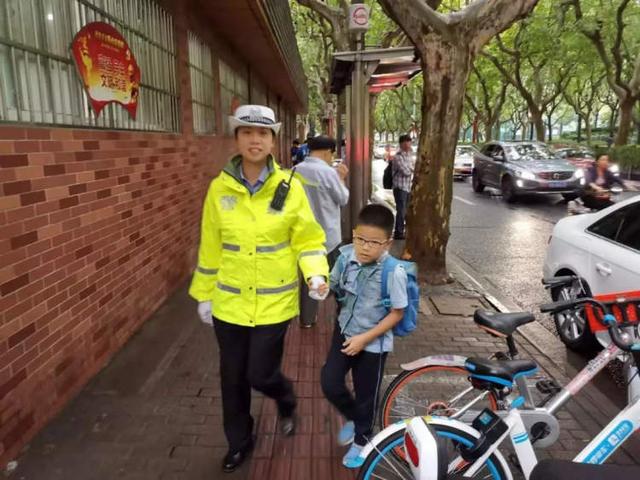 開學首日，上海交警開展校車交通違法集中整治，嚴查“黑校車”