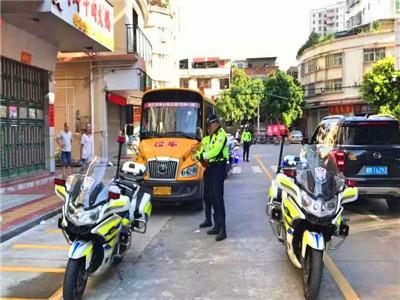 開學啦！交警開展校車安全大檢查及“警家校”護安護暢行動