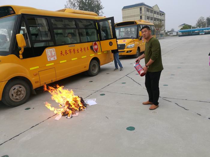 天長(zhǎng)市石梁九年制學(xué)校舉行校車(chē)安全疏散演練
