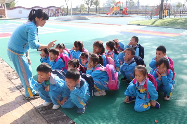 常德市武陵區雙觀幼兒園開展校車安全逃生演練活動