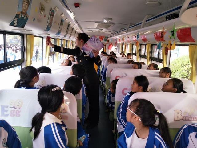 西海岸新區一校車“起火”，全車學生40秒內安全撤出