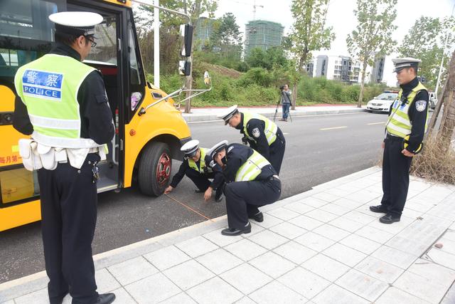 交巡警支隊聯合多部門開展校車突發交通事故應急救援演練