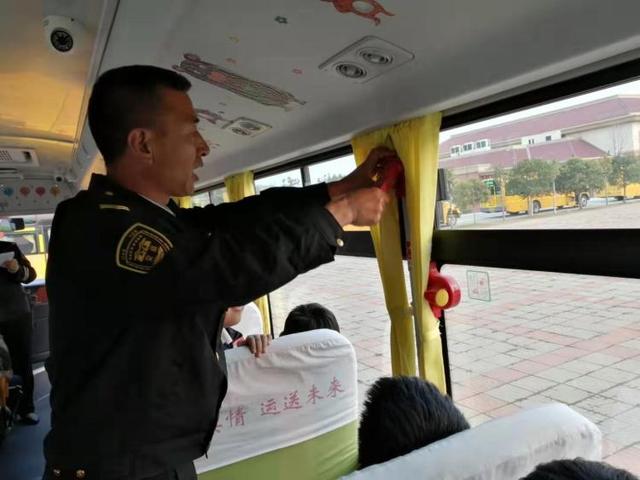 黃島校車“起火”，乘車孩子1分鐘全部撤離