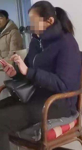 哈爾冰一校車急剎車，女教師腰摔骨折！想要賠償等了4個多月！