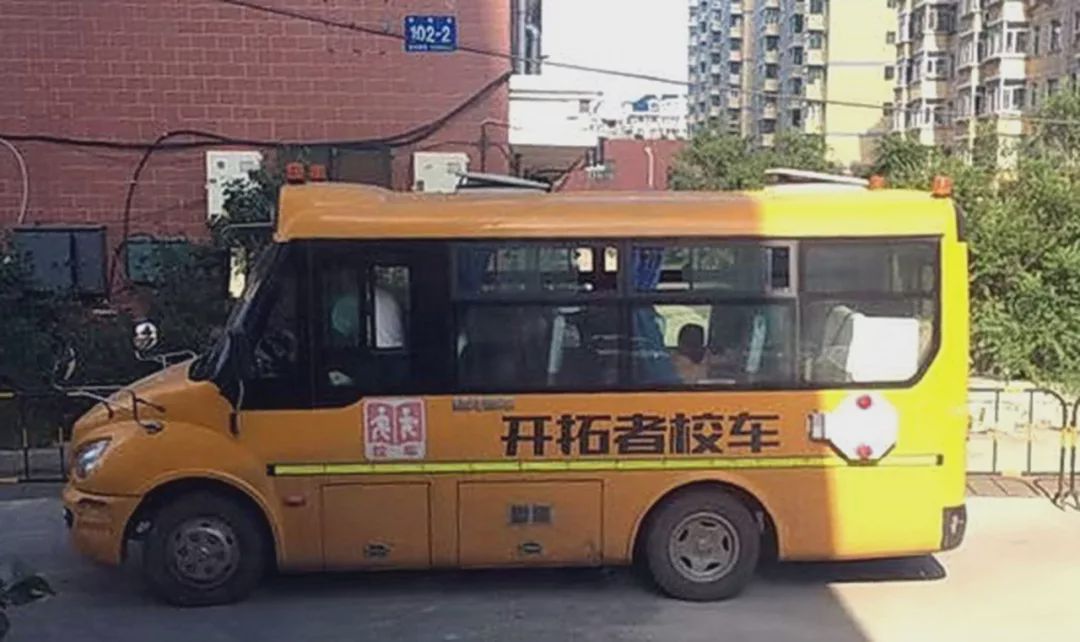 哈爾冰一校車急剎車，女教師腰摔骨折！想要賠償等了4個多月！