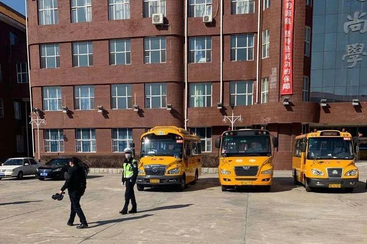 大慶交警深入大慶中學開展校車駕駛人安全培訓及安全大檢查