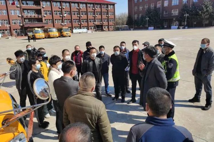 大慶交警深入大慶中學開展校車駕駛人安全培訓及安全大檢查