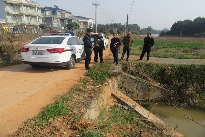 常德柳葉湖交警:深入農(nóng)村開展校車線路隱患排查