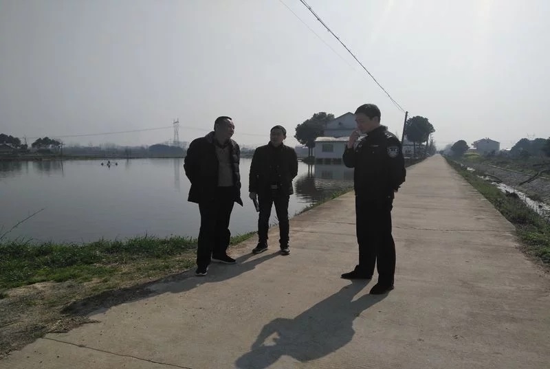 常德柳葉湖交警:深入農(nóng)村開展校車線路隱患排查