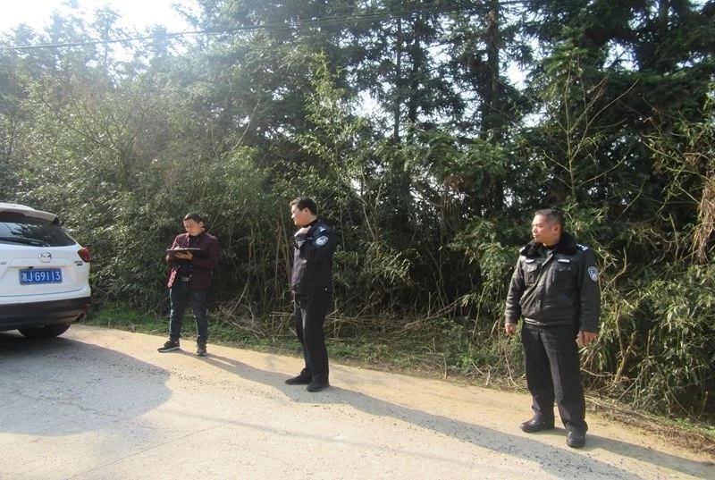 常德柳葉湖交警:深入農(nóng)村開展校車線路隱患排查