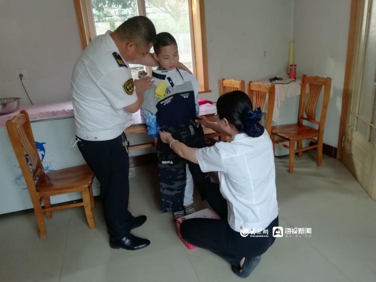 來自校車特殊禮物：志愿者探望困難學(xué)生