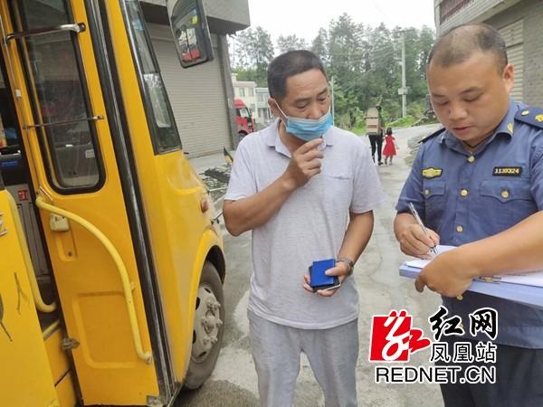 鳳凰縣阿拉營鎮(zhèn)：開展馬路市場交通頑瘴痼疾整治 保障鄉(xiāng)鎮(zhèn)客車校車安全穩(wěn)定