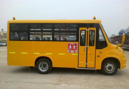 “校車起火了，孩子們跟我來！” 四川自貢沿灘開展校車應(yīng)急逃生演練
